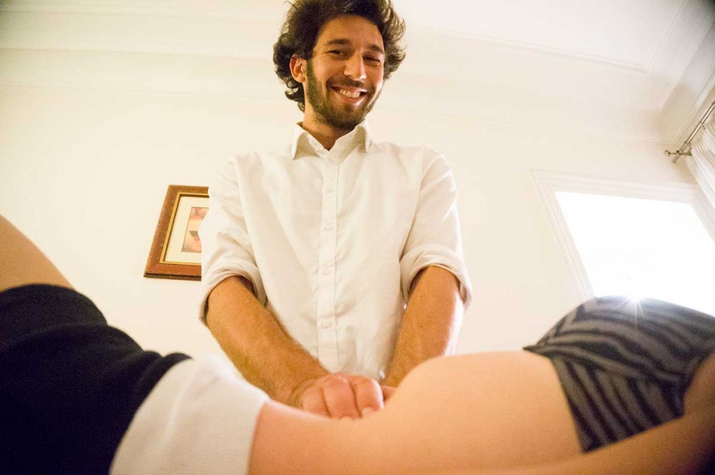 Valerio Dussi, ostéopathe, en consultation dans son cabinet